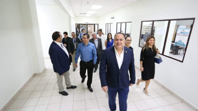 La Corporación, presidida por el alcalde Armando Calidonio, cuando salía de los tribunales.