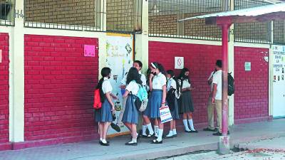 Estudiantes que asisten a reforzamiento de clases en el José Trinidad Reyes.