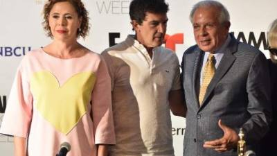 La diseñadora Agatha Ruiz de la Prada y el actor Antonio Banderas saludan al alcalde de Miami, Tomás Regalado durante su participación en la rueda de prensa de presentación de la Miami Fashion Week.