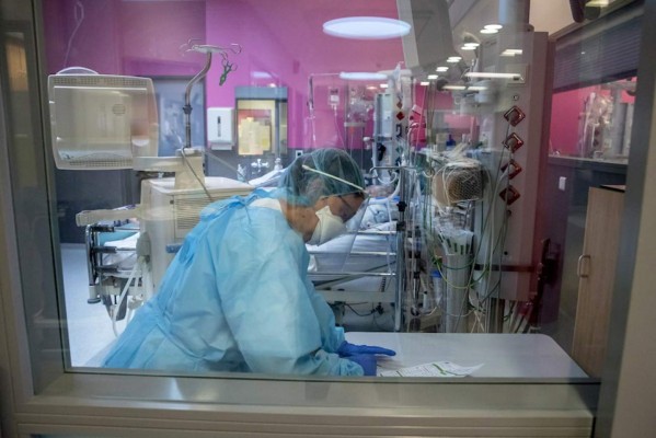 Una enfermera atiende a un paciente en cuidados intensivos. Foto: EFE