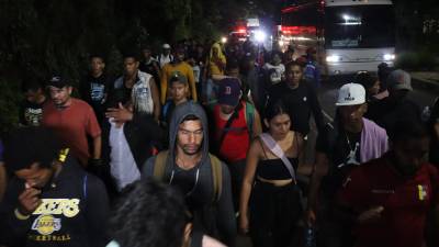 Unos 1,000 migrantes partieron esta madrugada desde Tapachul, México, rumbo a la frontera norte con EEUU.
