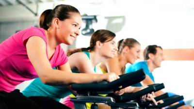 El ejercicio dairio ayuda a quemar calorías y grasas.