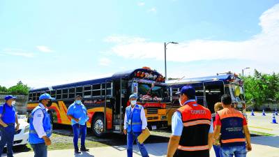 Autoridades de Copeco, IHTT y Tránsito supervisan revisión de buses. Foto: Melvin Cubas