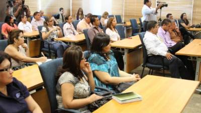Decenas de personas se someten a reclutamiento cada día.