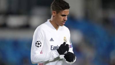 Raphael Varane ya está aislado y se perderá los dos grandes partidos del Real Madrid.