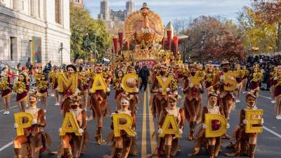 El desfile del Día de Acción de Gracias engalanó las calles de Nueva York y congregó a miles de personas.