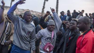 Cientos de inmigrantes intentan dejar África en busca de mayores oportunidades en Europa.