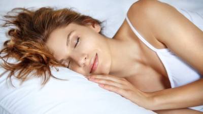 Evite la luz de los dispositivos tecnológicos puede indicar a su cuerpo que sigue siendo de día, lo que podría afectar a su sueño.