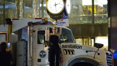 La cantante Lady Gaga protesta frente a una de las torres de Donald Trump en Nueva York. Foto: AFP.