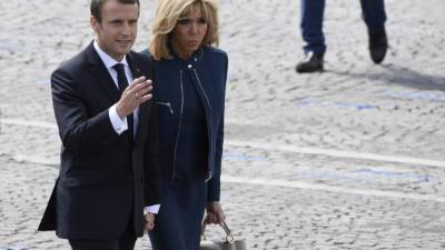 El presidente de Francia, Emmanuel Macron (i), y su esposa, Brigitte Macron (d). EFE/Archivo