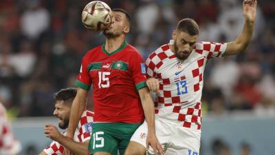 Amallah en la disputa del balón con el croata Nikola Vlašić durante el partido Marruecos vs Croacia que disputaron por el tercer lugar.