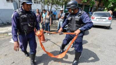 Agentes de seguridad guardan el cuartel de la Policía tras el incidente.