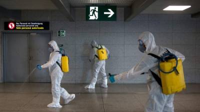 Militares españoles fueron enviados a desinfectar aeropuertos, estaciones de tren y autobuses para evitar la propagación del coronavirus./AFP.
