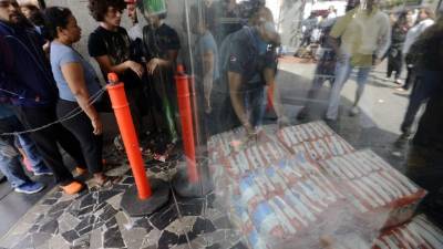 El oficialismo culpa a las cadenas de alimentos de generar colas y acaparar alimentos como parte de una guerra económica contra Venezuela.