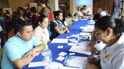 Solicitantes en feria de empleo en SPS.