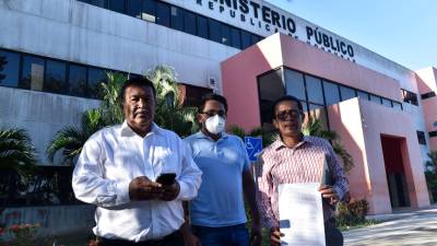 <b><span class=mln_uppercase_mln>Apoyo.</span></b> El profesor Wilson Mejía junto a su abogado y un compañero.