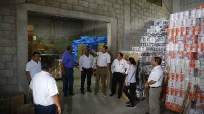 Luis Colindres, gerente, muestra las instalaciones de la bodega a proveedores y clientes. Foto: Melvin Cubas.