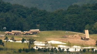 Fotografía de archivo en donde se aprecia un sistema antimisiles THAAD desplegado en un campo de golf.
