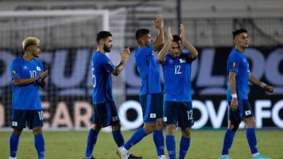 El Salvador players applaud fans after defeating Guatemala during a Concacaf Gold Cup group stage football match in Frisco, Texas on July 11, 2021. (Photo by Andy JACOBSOHN / AFP)