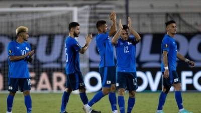 El Salvador players applaud fans after defeating Guatemala during a Concacaf Gold Cup group stage football match in Frisco, Texas on July 11, 2021. (Photo by Andy JACOBSOHN / AFP)