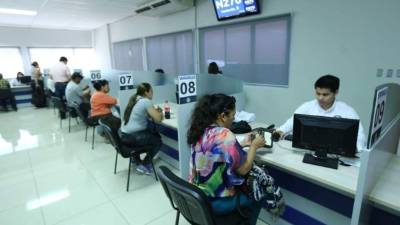 En la imagen empleados del SAR.