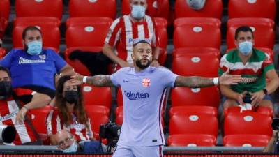 BILBAO 21/08/2021.- El delantero neerlandés del FC Barcelona Memphis Depay celebra su gol, primero del equipo ante el Athletic de Bilbao, en el partido correspondiente a la segunda jornada de LaLiga que Athletic de Bilbao y FC Barcelona disputan este sábado en San Mamés. EFE/LUIS TEJIDO