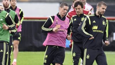 Gerard Piqué, pareja de la cantante Shakira, se retiró de los entrenamientos lesionado.