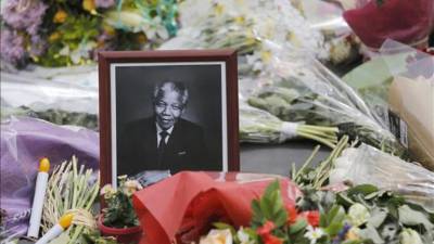 Una fotografía del ex presidente sudafricano Nelson Mandela entre las flores en el centro comercial Sandton City de Johannesburgo, Sudáfrica. EFE