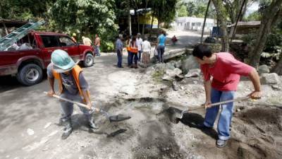 Dos empleados trabajan en la obra que será donada.