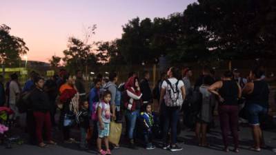 Más de 400 niños acompañan a sus padres y madres en la caravana migrante, de unas 2,000 personas, que cruza estos días el suroriental estado mexicano de Chiapas con el fin de llegar a EEUU.