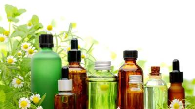 Los aceites esenciales se usan en la aromaterapia para ayudar a relajarse. Además contienen propiedades medicinales.