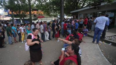 Largas filas se han estado formando en las últimas semanas en el RNP de San Pedro Sula.