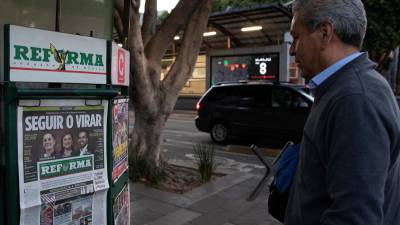 Un hombre mira los periódicos en un quiosco un rato antes del inicio de las elecciones generales en la Ciudad de México, el 2 de junio de 2024.