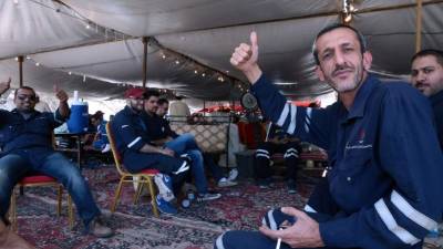 Trabajadores petroleros kuwaitíes que partipan en una huelga por tercer día consecutivo. Este fue uno de los factores que contribuyó al alza del crudo.