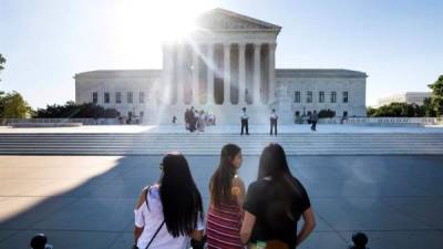 Varias personas permanecen frente a la Corte Suprema en Washington, Estados Unidos, hoy, 26 de junio de 2017. EFE