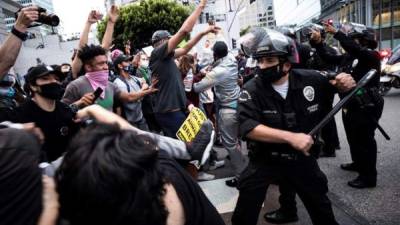 La Policía se enfrenta a manifestantes en Los Ángeles. Foto: EFE