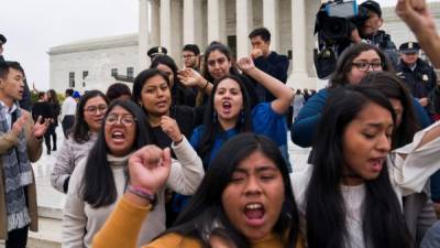 Jóvenes beneficiarios del programa Daca (Acción Diferida para los Llegados en la Infancia) salen de la Corte Suprema de Estados Unidos.