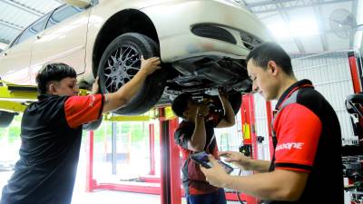 <b>En San Pedro Sula el número de talleres y lubricentros ha aumentado, ya que el parque vehicular es de más de 300 mil vehículos. Foto: M. Cubas.</b>