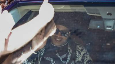 Ronaldinho Gaucho abandona el Hotel Palmaroga, con dirección al aeropuerto, tras quedar libre por el proceso judicial que enfrentó por uso de documentos falsos, en Asunción (Paraguay).Foto EFE.