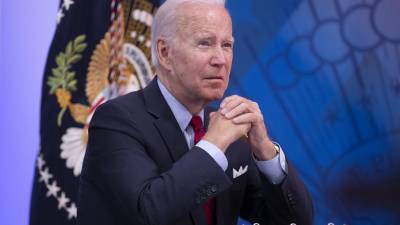 El presidente de Estados Unidos, Joe Biden, fue registrado ayer viernes, durante una reunión virtual con varios gobernadores, en Washington DC (EE.UU.). Fotografía: EFE/Michael Reynolds