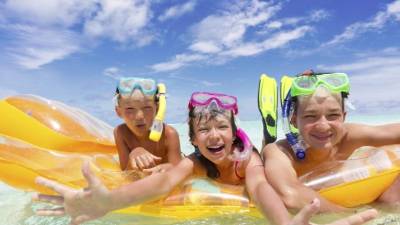 Debes cuidarte. Evita exponerte al sol entre las 11:00 am y las 3:00 pm ya que en estas horas es más fuerte la radiación.