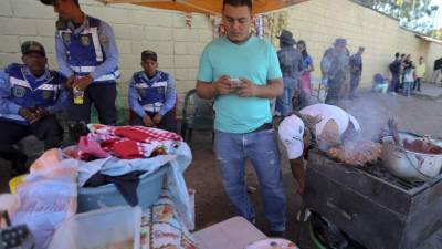 TG6011. TEGUCIGALPA (HONDURAS), 25/11/2017.- Fotografía de un puesto de venta de comida hoy, sábado 25 de noviembre de 2017, en Tegucigalpa (Honduras). En la víspera de las elecciones generales, el ambiente hoy en Honduras es de relativa calma, orden y tranquilidad, con llamados a votar desde distintos sectores sociales para reelegir o cambiar al presidente del país. EFE/Gustavo Amador