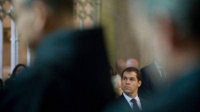 Luis Alfonso de Borbón, nieto del dictador, se opone a las pretensiones de las autoridades españolas de sacar los restos de Franco del Valle de los Caídos.