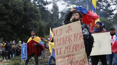 Manifestantes protestan en los alrededores de la Casa de la Cultura hoy, en el día 12 de protestas indígenas, en Quito (Ecuador).