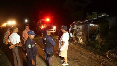 Al verse perseguidos por la Policía, los secuestradores perdieron el control y se dieron vuelta en el pick up, negro, Nissan Frontier.