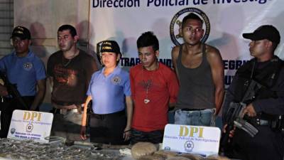 Los tres supuestos mareros con las evidencias.