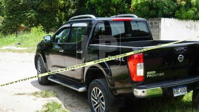 La pareja asesinada se transportaba en un vehículo pickup, Nissan, modelo Frontier, de color negro.