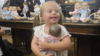 Una niña con síndrome de down abraza un muñeco hoy, martes 20 de marzo de 2018, en Buenos Aires, Argentina. EFE.