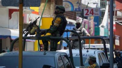 Un militar abrió fuego contra el vehículo entre el que se trasladaba un grupo de migrantes./EFE.