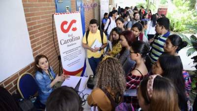 Oferta. Estudiantes en el estand de Fundación Carolina de España.